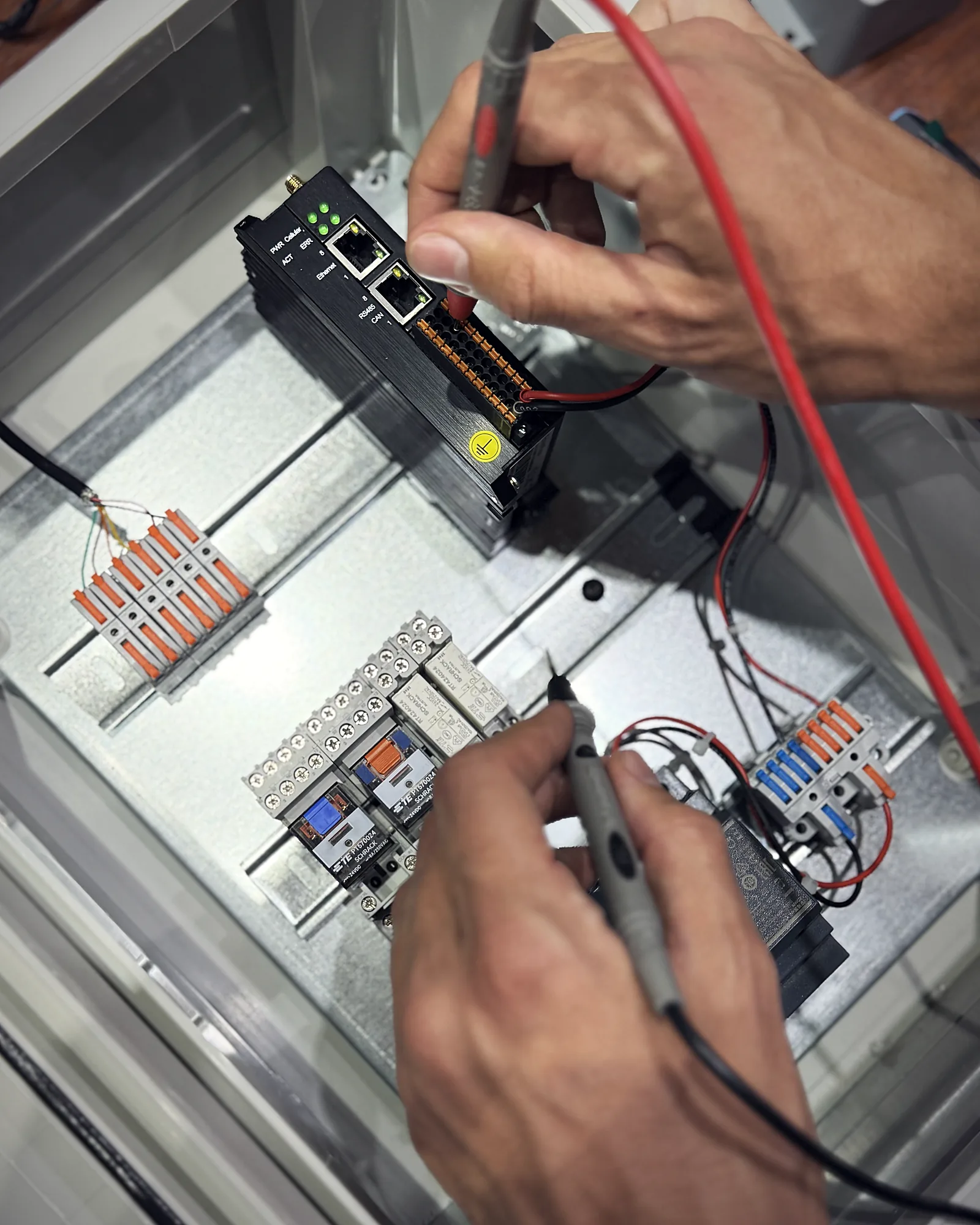Gateway, relays and terminals wired on DIN rail inside the control cabinet